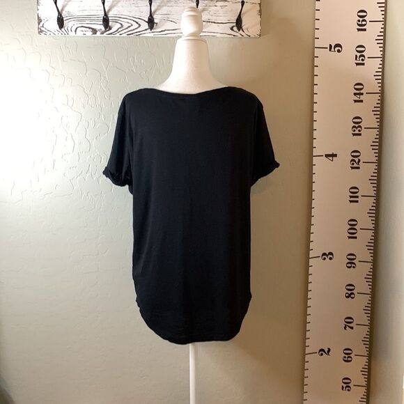 H&m black T-shirt with rolled sleeves. Tapered Hemline. Scoop neck. - Picture 3 of 9